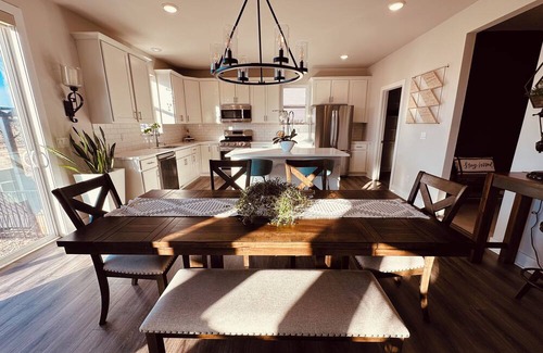 Jackson House | Cozy 3Bed 2Full Home with Attached 2.5 Garage plus extra parking. SUPER CHIC!