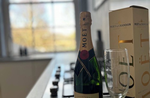 Grimsby Apartment | Grimsby Central Luxury 2 Bedrooms, Sleeps 3 Flat 2