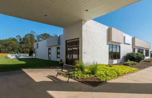 Hamilton House | Pet-Friendly Room: Enjoy Your Stay with Outdoor Pool and Free Parking