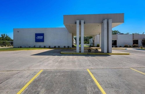 Hamilton House | Pet-Friendly Room: Enjoy Your Stay with Outdoor Pool and Free Parking