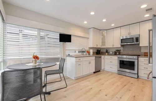 Huntington Beach House | Serenity Haven in Huntington- Beach vibe & pool