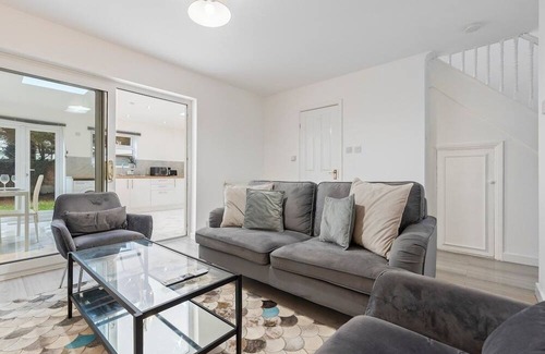 Little Holland House | Elegant 3 Bed Haven in Dartford