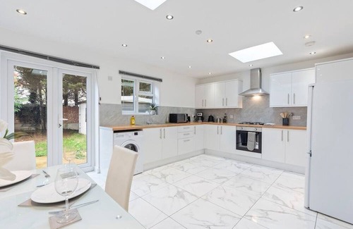 Little Holland House | Elegant 3 Bed Haven in Dartford