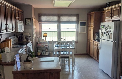 Hesston House | Meadow Lane Retreat Spacious 4-bedroom house in wonderful Hesston with AC, WiFi