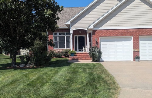 Hesston House | Meadow Lane Retreat Spacious 4-bedroom house in wonderful Hesston with AC, WiFi