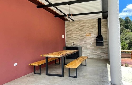 Campos do Jordao House | SONHO EM CAMPOS: CASA COM 2 LOFTS PERTINHO DA DUCHA DE PRATA