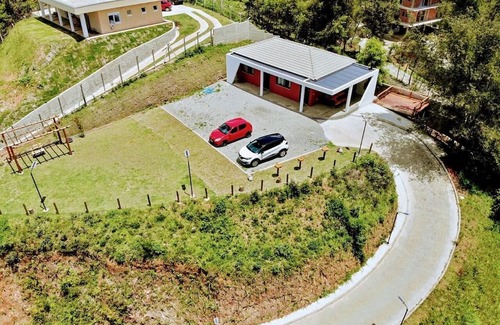 Campos do Jordao House | SONHO EM CAMPOS: CASA COM 2 LOFTS PERTINHO DA DUCHA DE PRATA