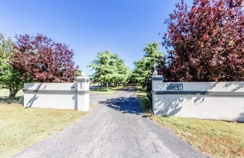 Yass House | Yass farmstay (house)