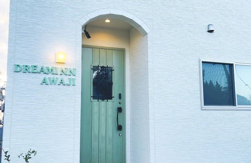 Sumoto House | Located on a hill on the west coast of Awaji Island, it offers a spectacular view of the Seto Inland Sea and the sunset. Suitable for multiple family rentals or trips with friends.