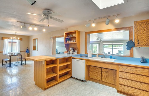 Pomerene House | 11 Mi to Kartchner Caverns: Home w/Yard in Benson