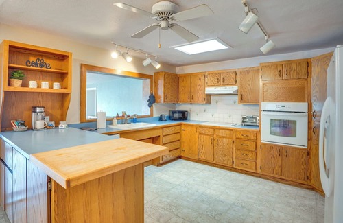 Pomerene House | 11 Mi to Kartchner Caverns: Home w/Yard in Benson