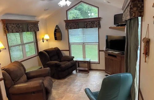 Senecaville Cabin | Queen's Place near Seneca Lake