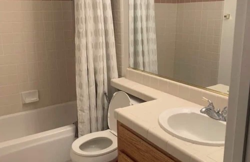 Nut Tree House | Spacious 5-bedroom house in fabulous Vacaville with AC