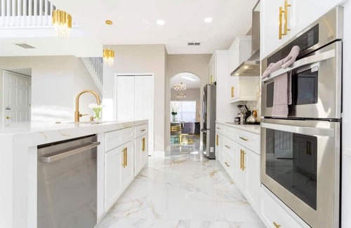 Highgate Park House | 407A) Extremely nice home with private pool!