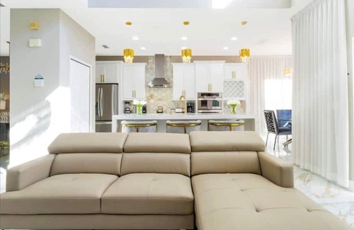 Highgate Park House | 407A) Extremely nice home with private pool!