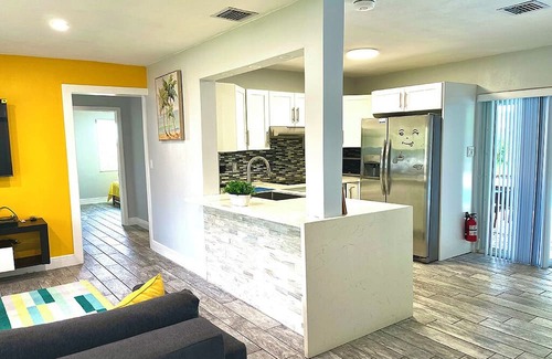 Highland Garden House | Cozy Home with Luxurious Backyard and Sauna in Hollywood Perfect for Relaxation!