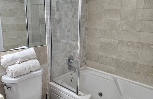 South of Fifth Apartment | Budget Cozy Studio