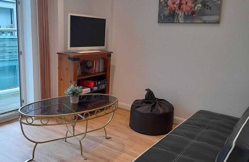 Oakleigh Apartment | Spacious 2 bed North London flat with balcony and parking, sleeps 5