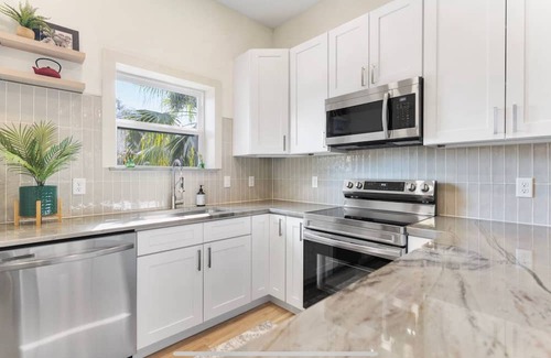 Ocoee House | NEW! 1BR Guesthouse - KingBed - Disney - Universal - Seaworld