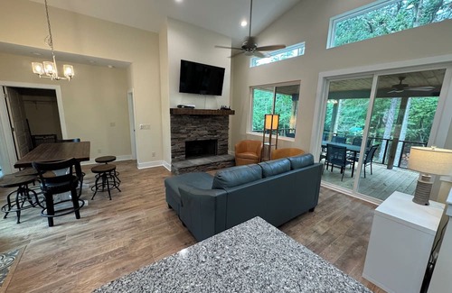 Epworth Cabin | Modern Mountain Chalet! Pet Friendly, Free WiFi, Sleeps 10!