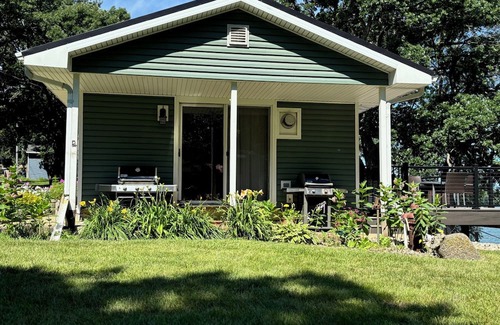 Martin County Cabin | Cozy Lake Cabin near the Fox Lake Event Center