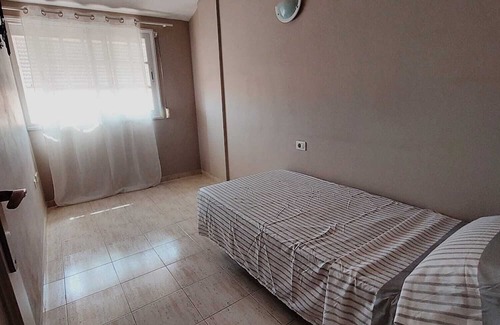 San Isidro House | Casa Ideal Para Familias con Niños. Aeropuerto Reina Sofía a 5 Minutos