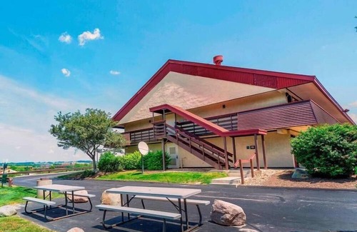 Downtown Cleveland Apartment | 3 Stylish Rooms w/City Views in DT Cleveland - Near RnR HoF