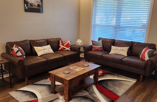 Denham Springs House | Simply Stay sleeps up to 8 people and is conveniently located right off the I-12