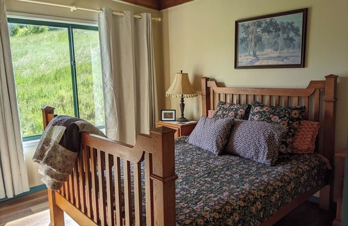 Omeo Cottage | High country cottage, majestic views & fireplace