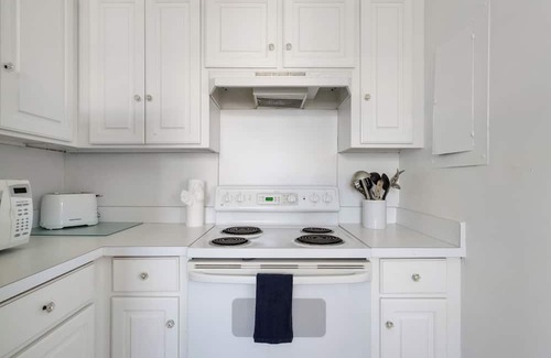 Charleston Historic District Condo | Downtown Historic District, corner of Anson and Wentworth, Available immediately