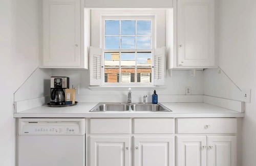 Charleston Historic District Condo | Downtown Historic District, corner of Anson and Wentworth, Available immediately