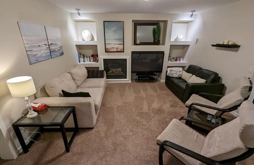 Yorkson House | Large Modern King Suite w/ free Street Parking