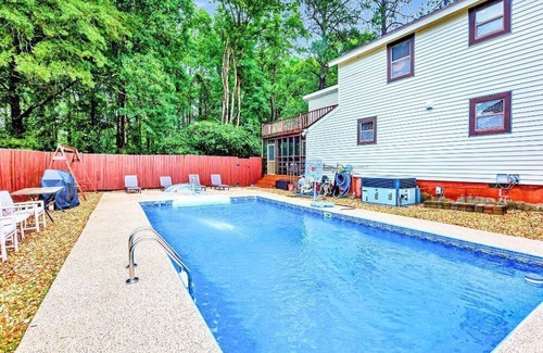 Martinez House | Modern 4 Bed Near Augusta: Pool, BBQ, Jacuzzi Tub