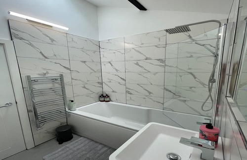 Rastrick Apartment | Cozy Studio in Brighouse