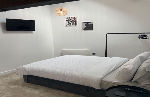 Rastrick Apartment | Cozy Studio in Brighouse