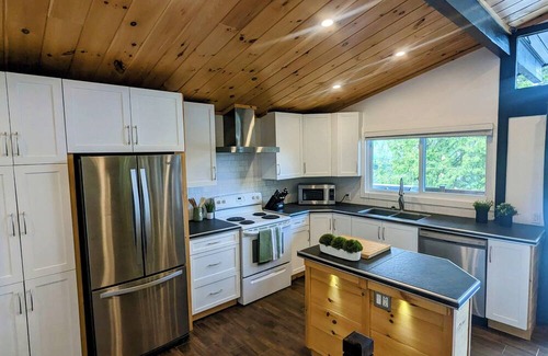 Chertsey Ski Chalet | The Horizon - Panoramic view of the lake - Spa