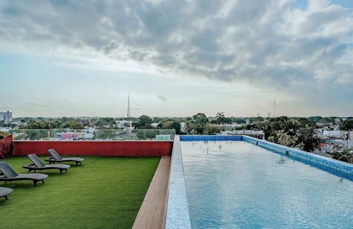 Centro House | Experience Serenity in Cozy Room: Rooftop Pool w/Panoramic City Views Await
