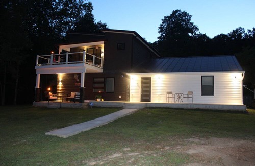 Luray House | Newly Renovated Riverfront w/Basketball/Pickleball court hi-speed Wi-Fi