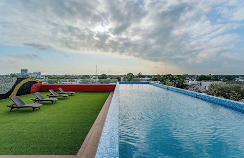 Centro House | Your Perfect Mérida Escapade: Elegant Rooms, Stunning Rooftop Pool - Parking