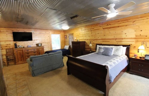 Edgemont Apartment | Greers Ferry Lake Front Studio