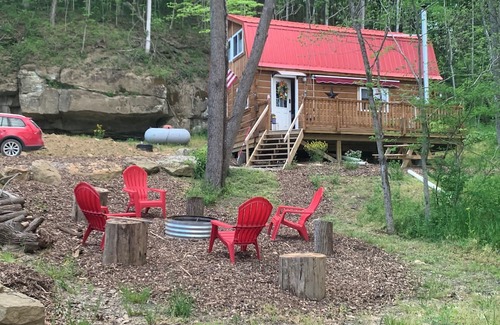 Chandlersville Cabin | Cozy Cabin near The Wilds- Pet Friendly
