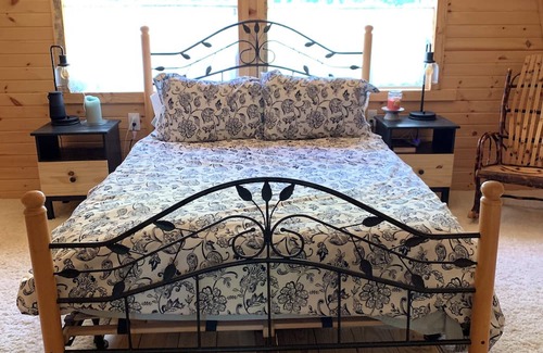 Chandlersville Cabin | Cozy Cabin near The Wilds- Pet Friendly