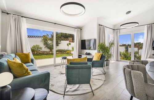 Urbanizacion el Rosario House | Holiday Home 'Casa Bonita' with Mountain View, Wi-Fi and Air Conditioning