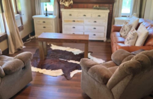 Elliott House | Charming farmhouse just five minutes away from Grenada Lake.