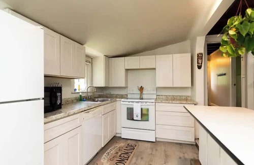 Windham Cottage | Quaint Cobbetts Pond Cottage with Pond Views