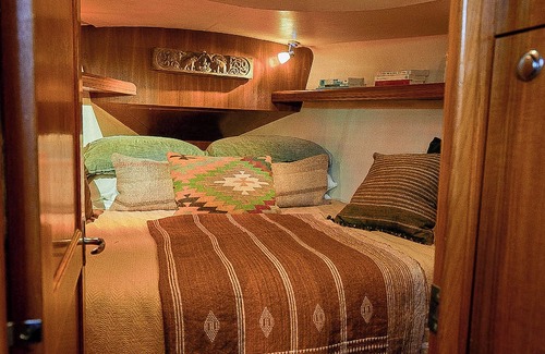 Sydney Boat Rental | DIVINE YACHT OVERLOOKING SYDNEY HARBOUR