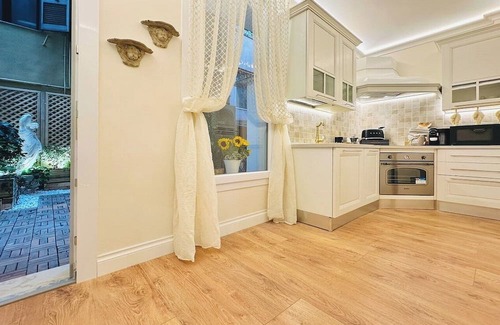 Rione III Colonna Apartment | ECHOES OF ANCIENT ROME: A GLIMPSE INTO MODERN COMFORT AND HISTORY, SPANISH STEPS