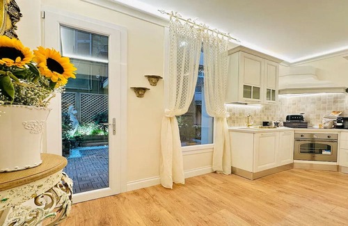 Rione III Colonna Apartment | ECHOES OF ANCIENT ROME: A GLIMPSE INTO MODERN COMFORT AND HISTORY, SPANISH STEPS