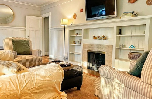 San Mateo Park Cottage | Cozy 2-bedroom cottage in gorgeous San Mateo Park with WiFi, fitness room option