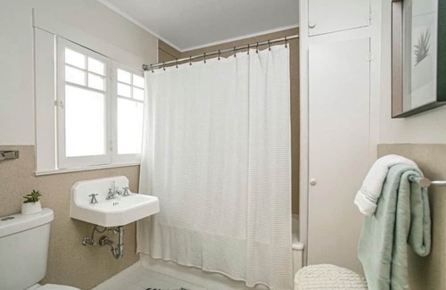 San Mateo Park Cottage | Cozy 2-bedroom cottage in gorgeous San Mateo Park with WiFi, fitness room option